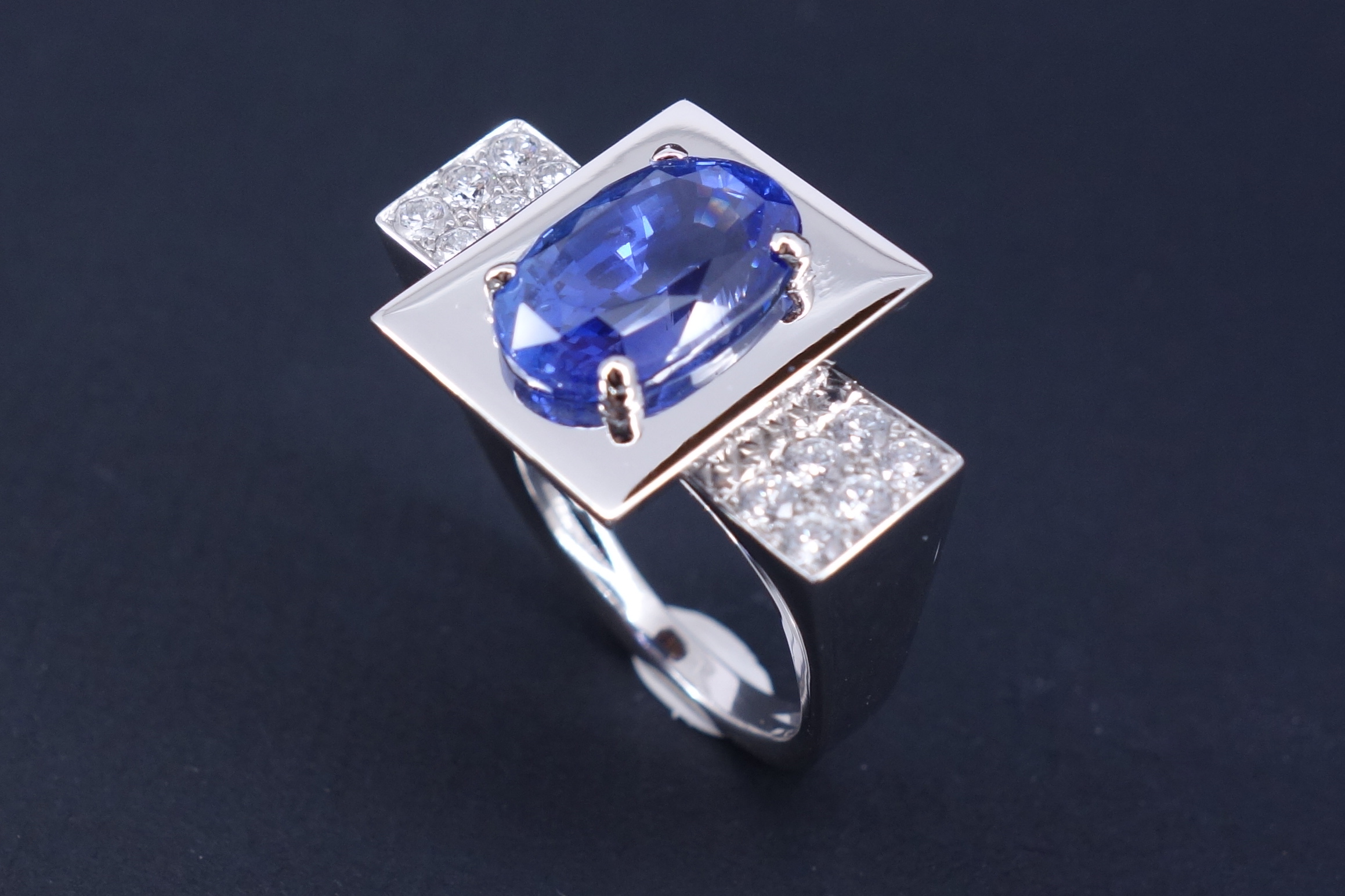 Bague saphir bleu or blanc