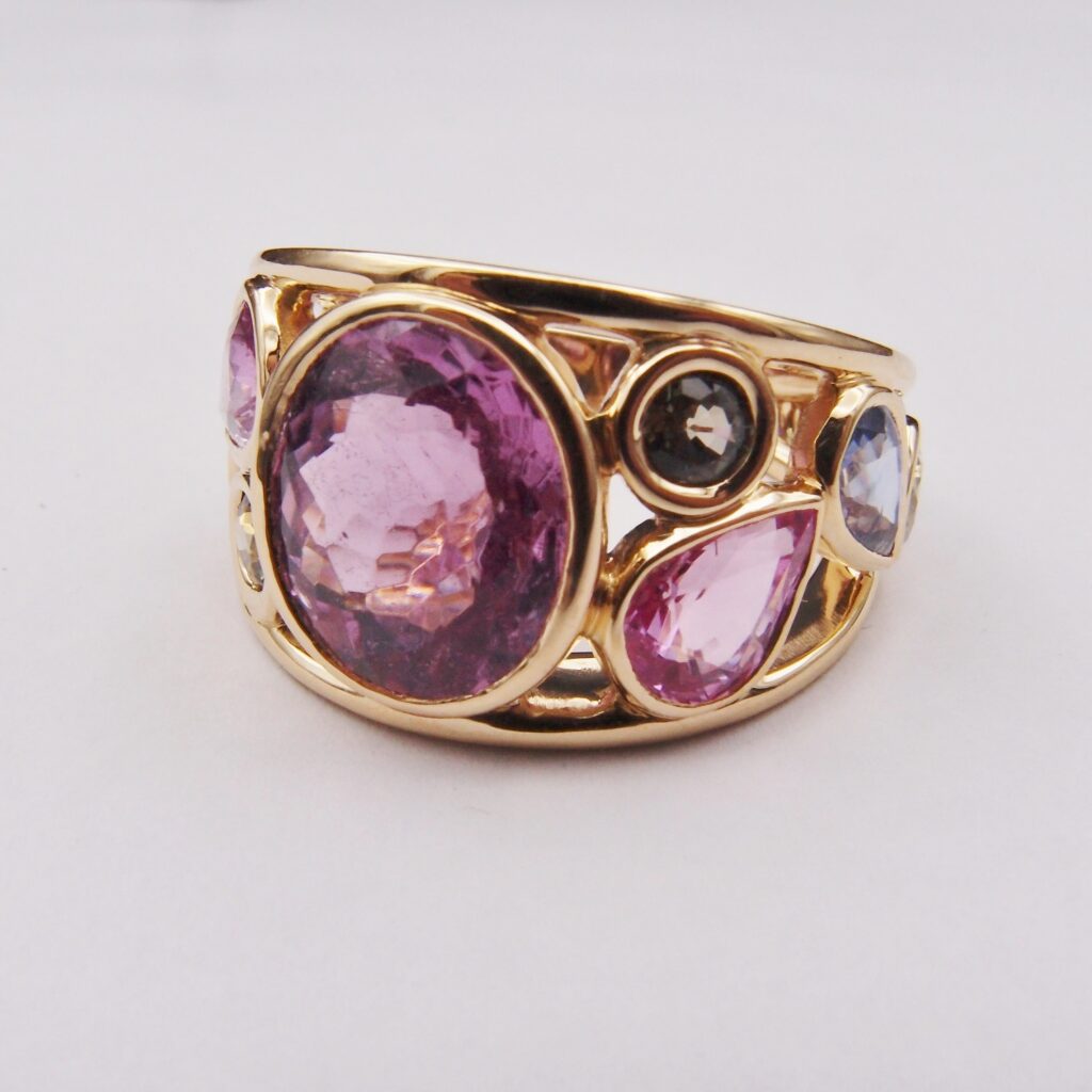 Bague multicolore or jaune Tourmaline rose et saphirs 