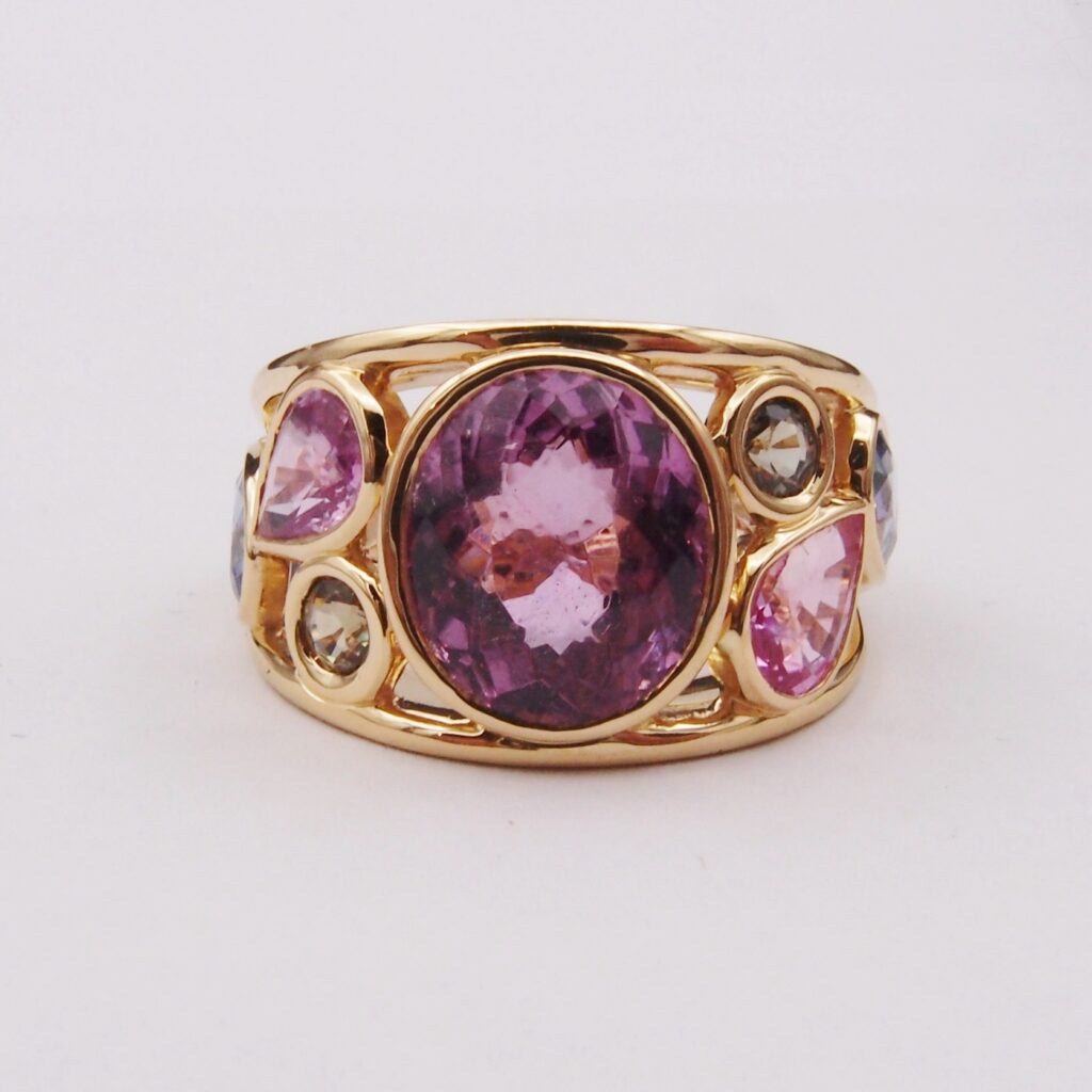 Bague multicolore or jaune Tourmaline rose et saphirs 