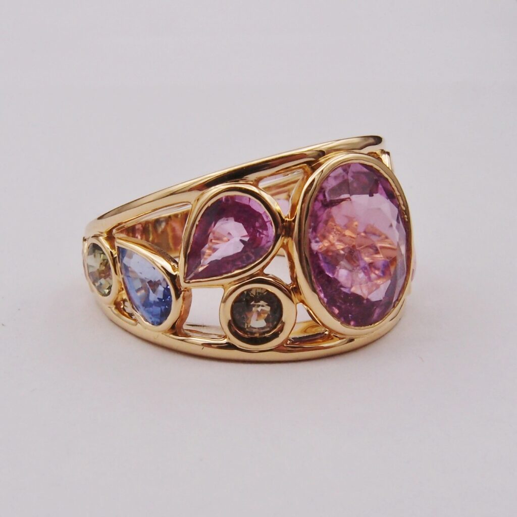 Bague multicolore or jaune Tourmaline rose et saphirs 