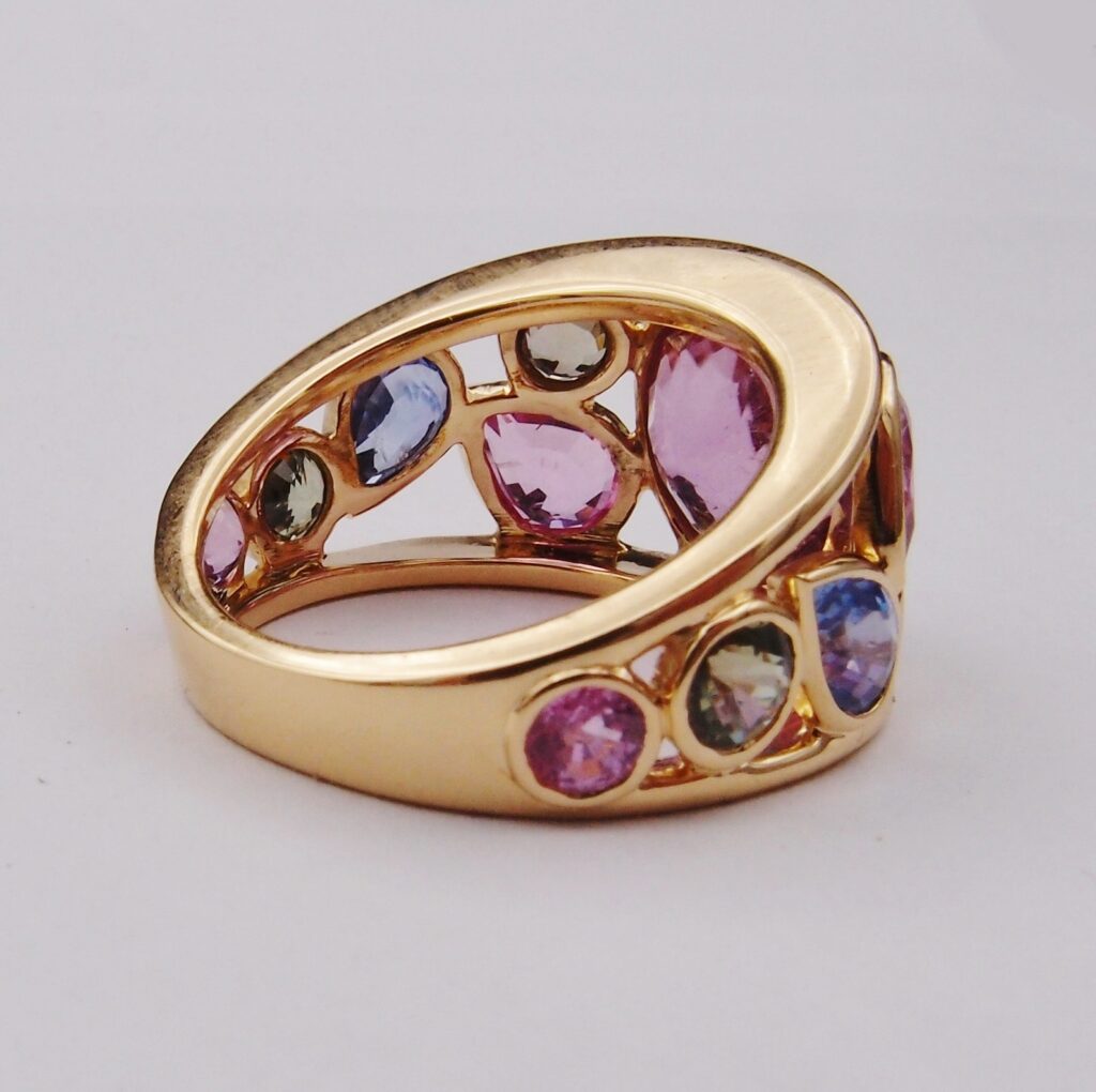 Bague multicolore or jaune Tourmaline rose et saphirs 