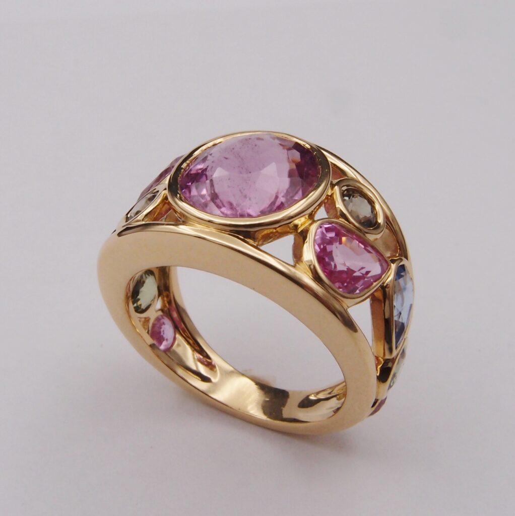 Bague multicolore or jaune Tourmaline rose et saphirs 