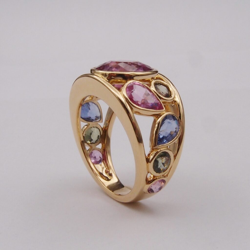 Bague multicolore or jaune Tourmaline rose et saphirs 