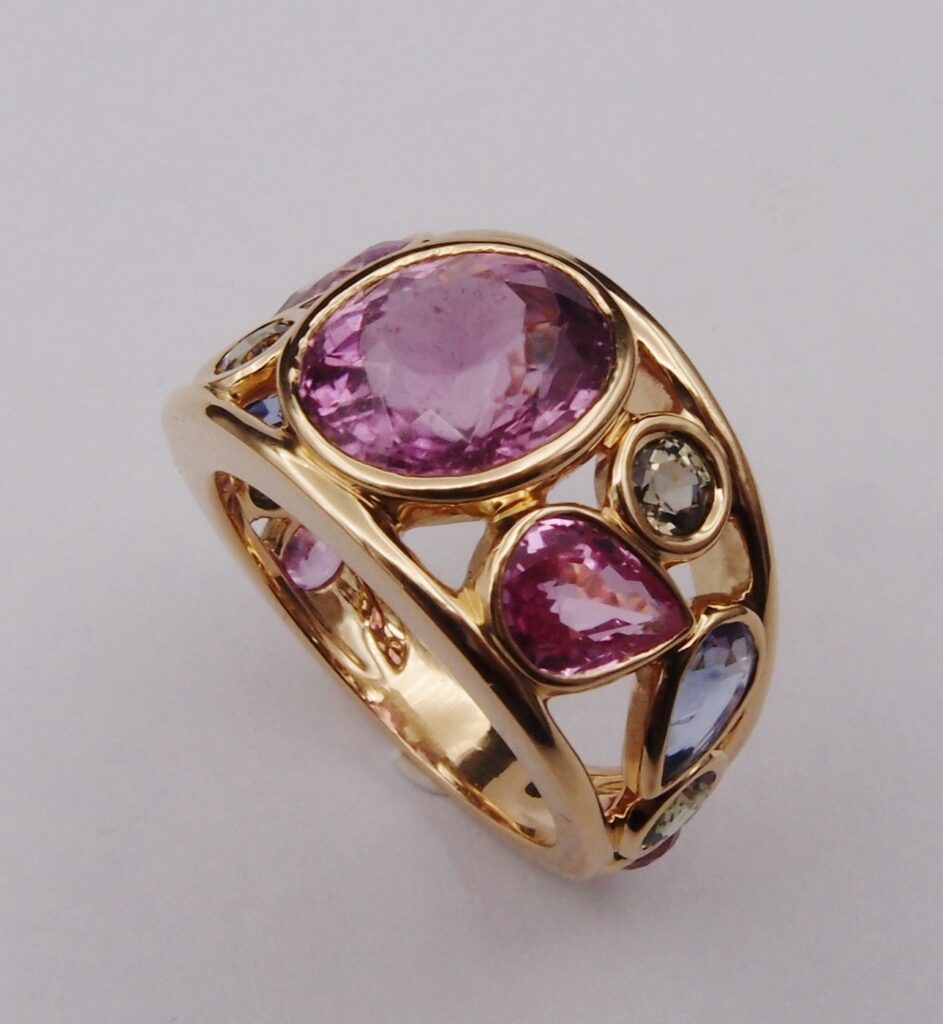 Bague multicolore or jaune Tourmaline rose et saphirs