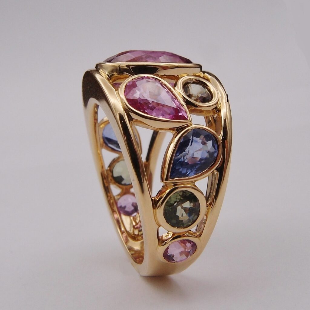 Bague multicolore or jaune Tourmaline rose et saphirs