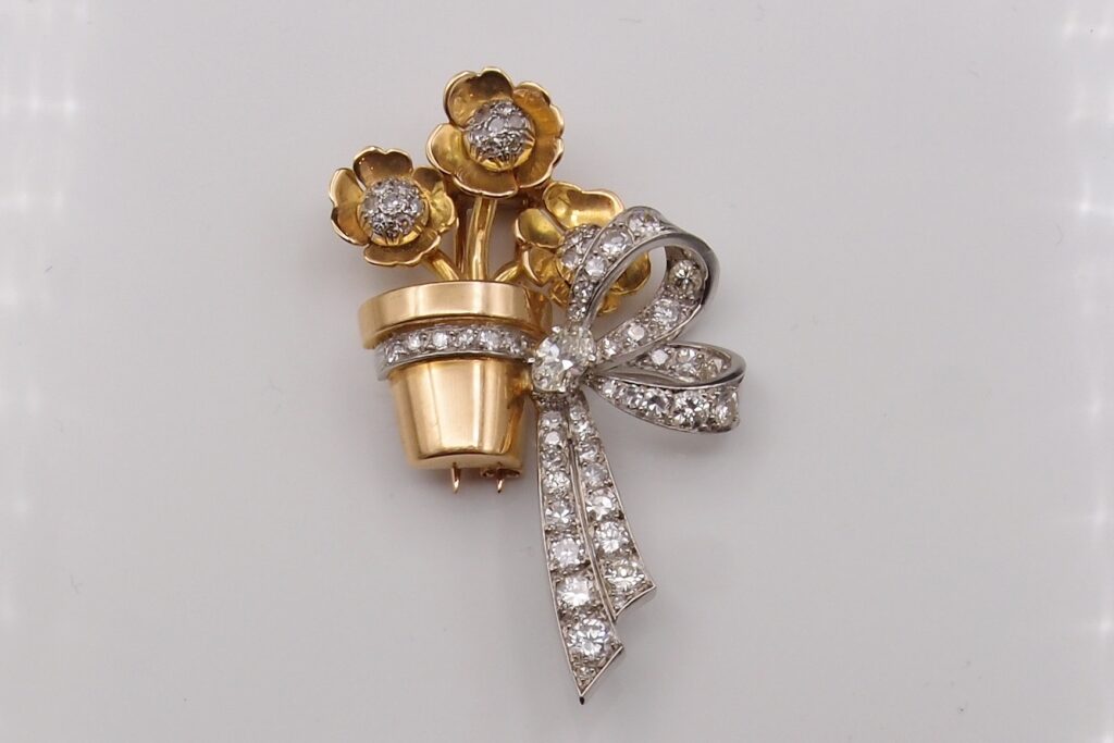 Broche florale , or platine et diamants vers 1950