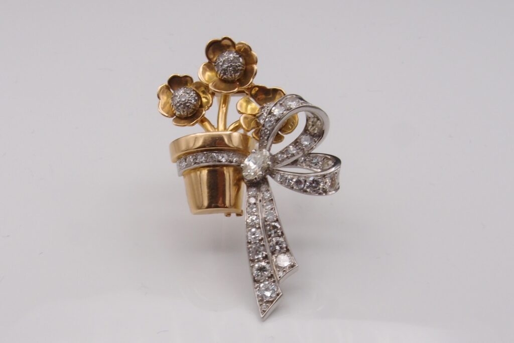 Broche florale , or platine et diamants vers 1950