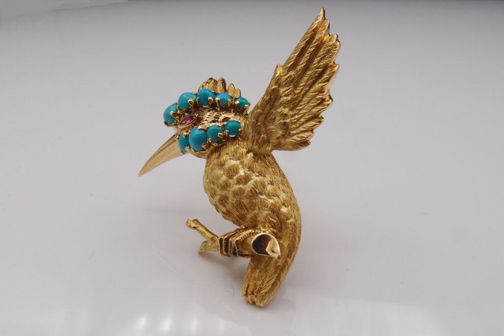 Broche clip oiseau , signée Wolfers , vers 1960 , or jaune 18 carats , turquoises et rubis .