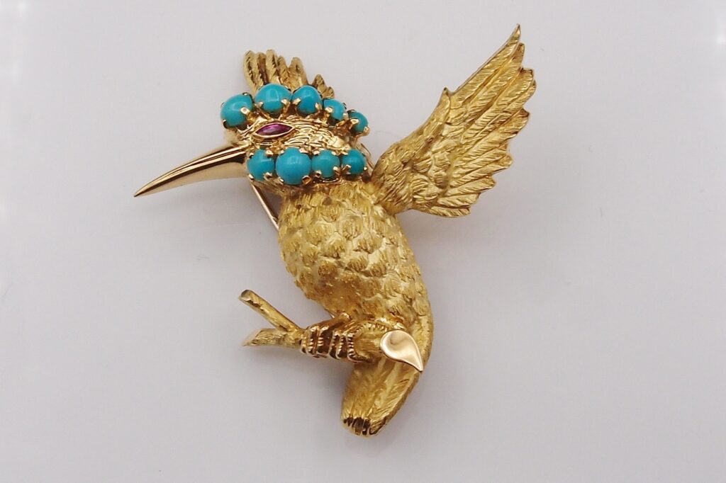 Broche clip oiseau , signée Wolfers , vers 1960 , or jaune 18 carats , turquoises et rubis .