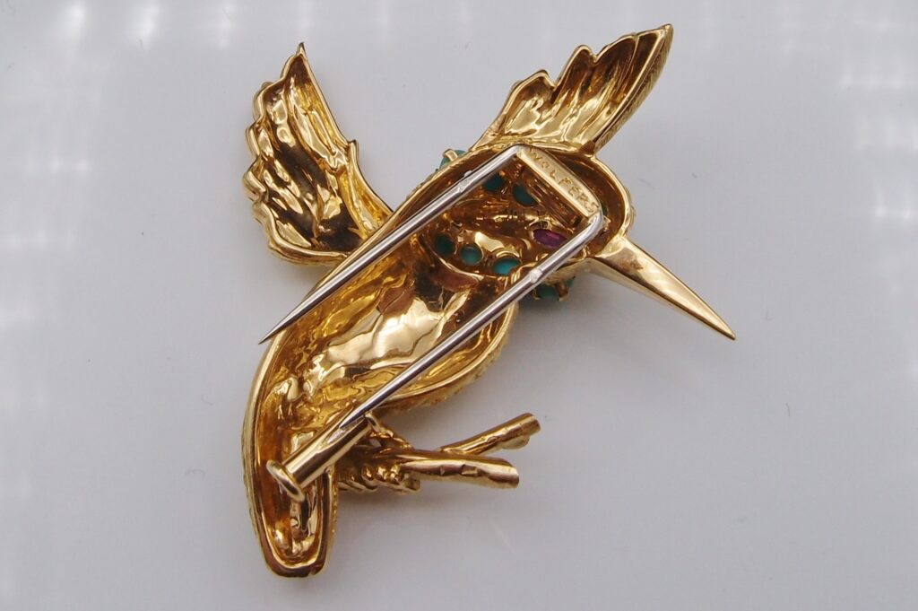 Broche clip oiseau , signée Wolfers , vers 1960 , or jaune 18 carats , turquoises et rubis .