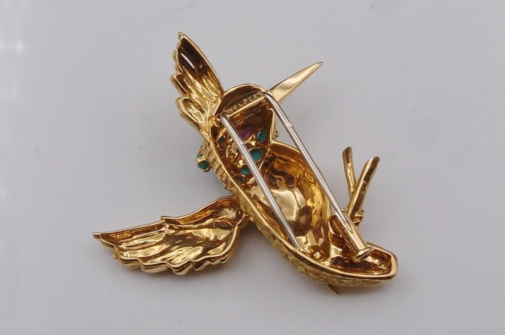 Broche clip oiseau , signée Wolfers , vers 1960 , or jaune 18 carats , turquoises et rubis .