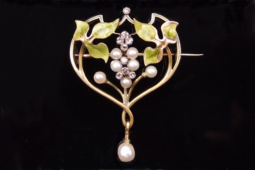 Broche Art Nouveau or , email , perles fines et roses