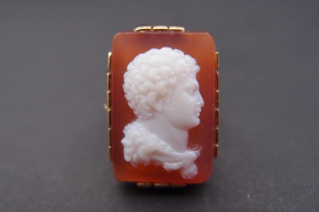 Bague or 18 carats et Camée cornaline , profil d'Alexandre Le Grand