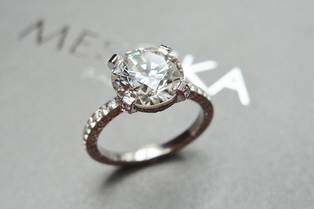 Solitaire Diamant taille brillant 3.04 cts H/VS2 . Monture diamantée signée Messika