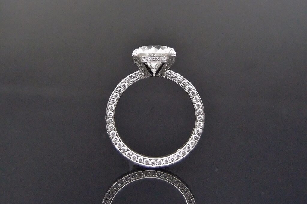 Solitaire Diamant taille brillant 3.04 cts H/VS2 . Monture diamantée signée Messika