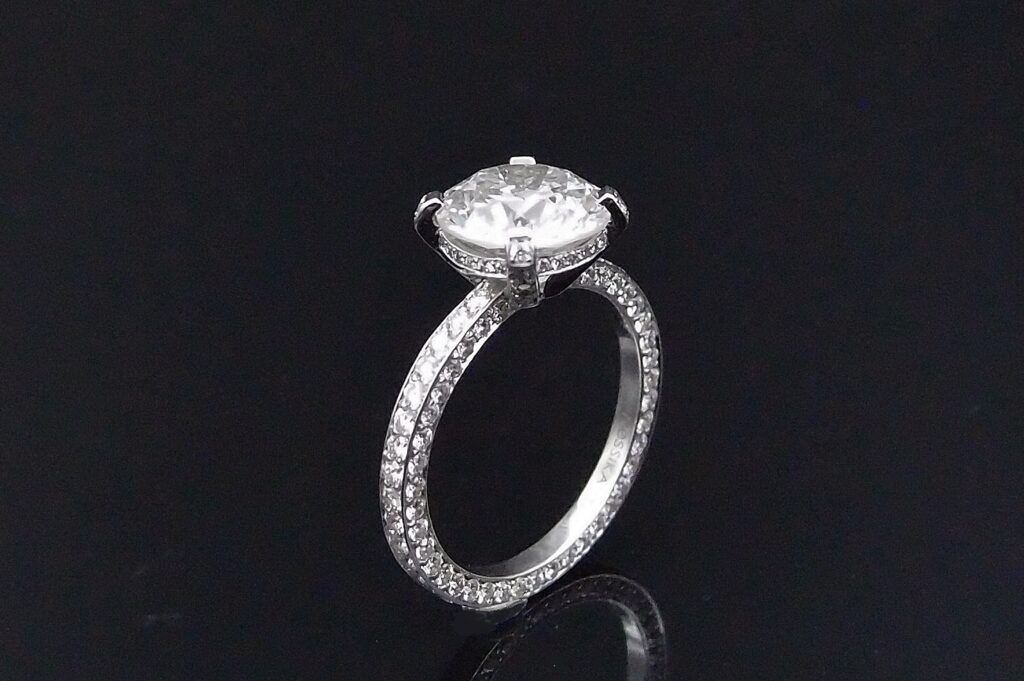 Solitaire Diamant taille brillant 3.04 cts H/VS2 . Monture diamantée signée Messika