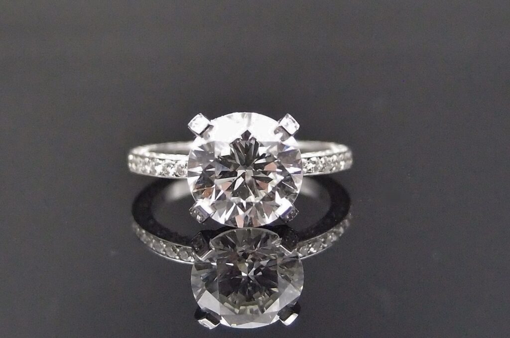 Solitaire Diamant taille brillant 3.04 cts H/VS2 . Monture diamantée signée Messika