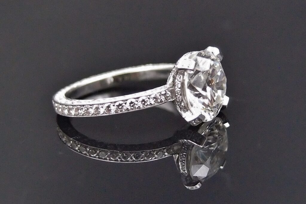 Solitaire Diamant taille brillant 3.04 cts H/VS2 . Monture diamantée signée Messika