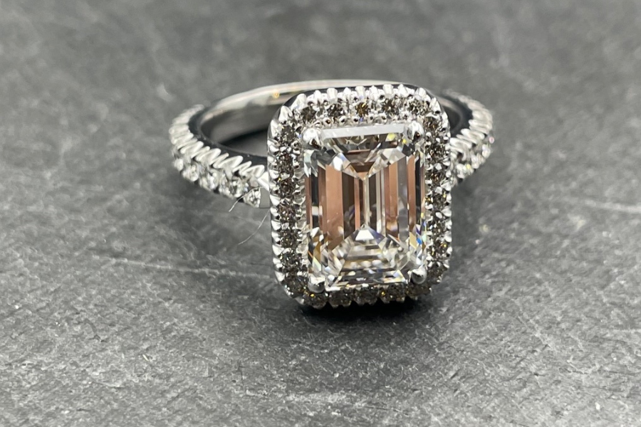 BAGUE DIAMANT TAILLE ÉMERAUDE AVEC ENTOURAGE DIAMANTS